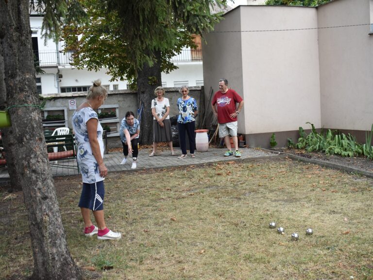 Petanque játék az árnyas udvaron